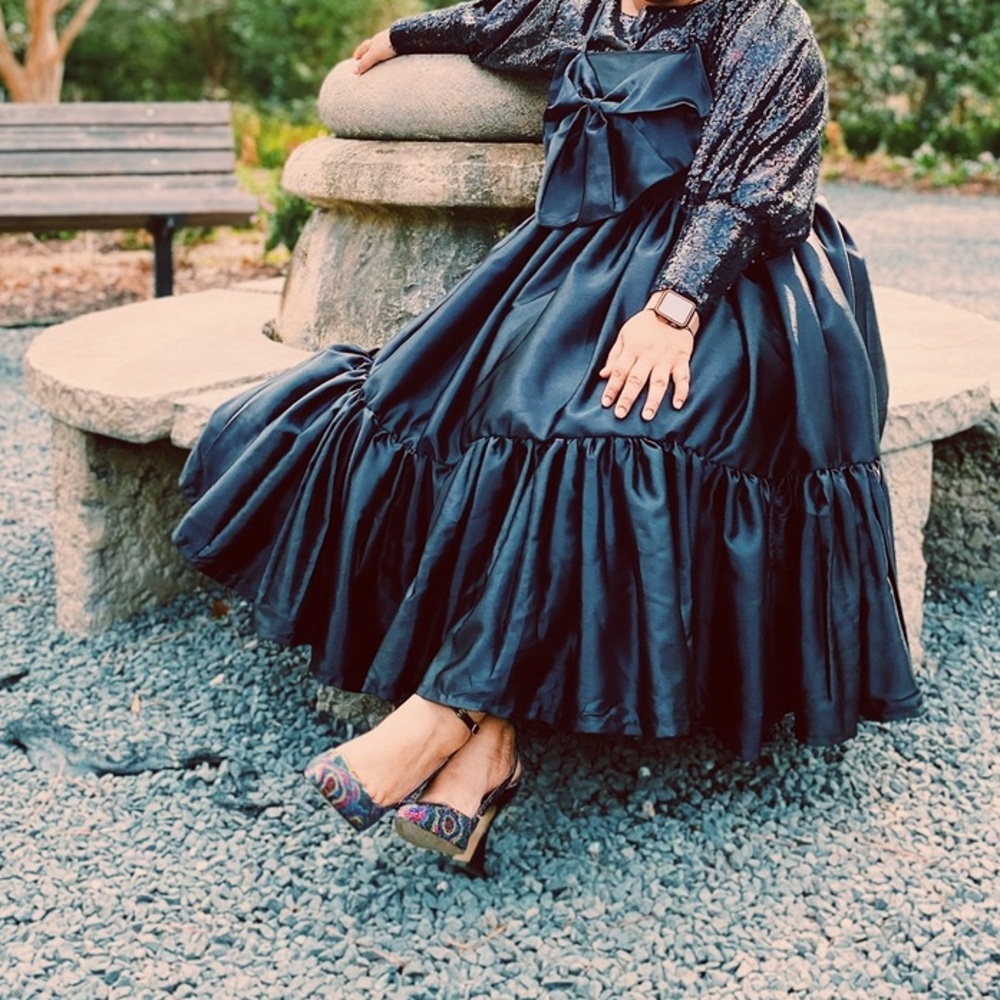 Elegant Black Satin Dress - Picture 2 of 7